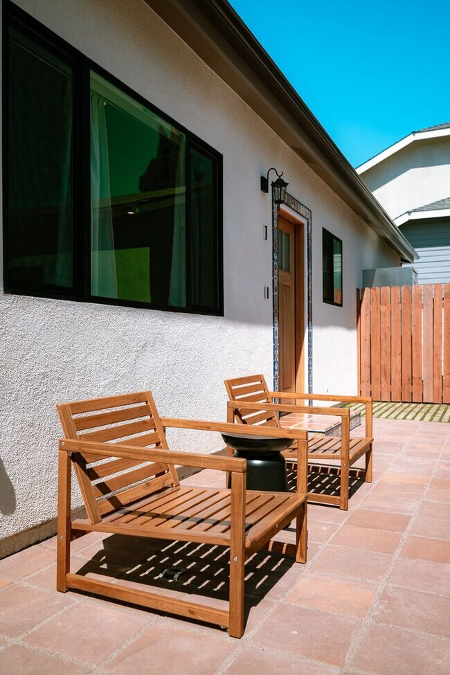 Building Photo - Contemporary New home in Monrovia