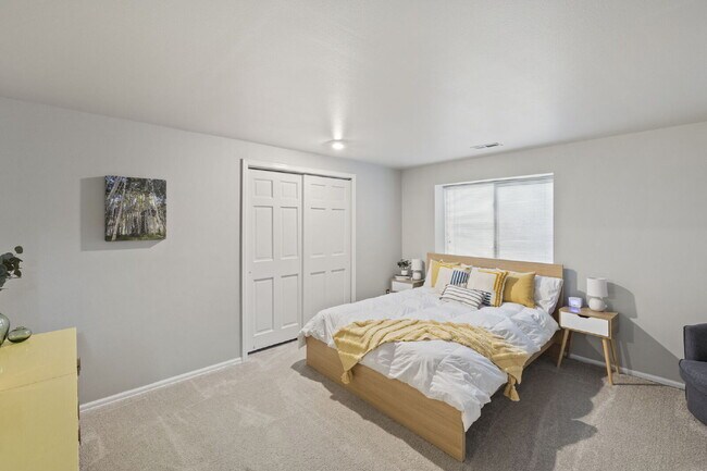 Building Photo - Spacious 6-Bedroom Broadmoor Rental with M...