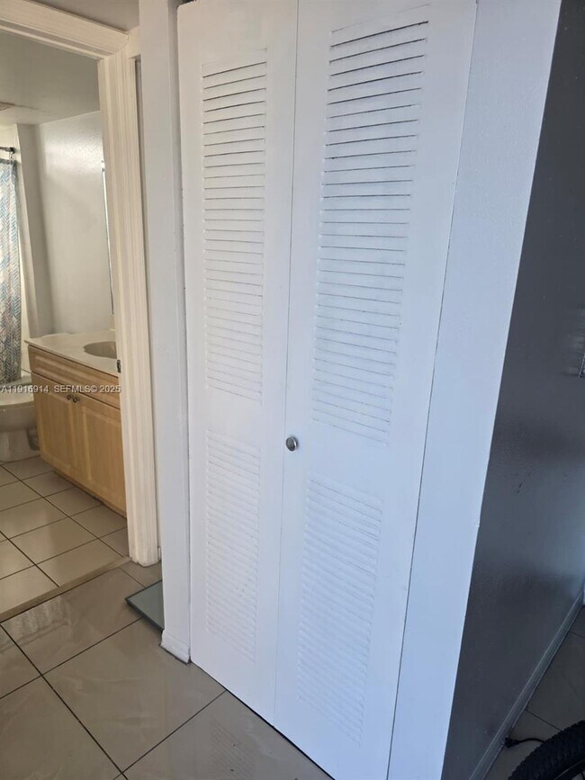 Building Photo - 102 SW 6th Ave