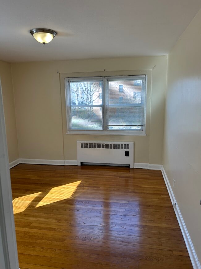 Building Photo - 877 Farmington Ave