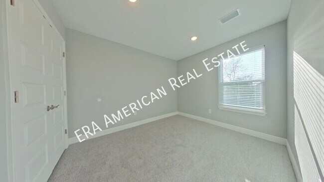 Building Photo - 824 Kenneth Dr