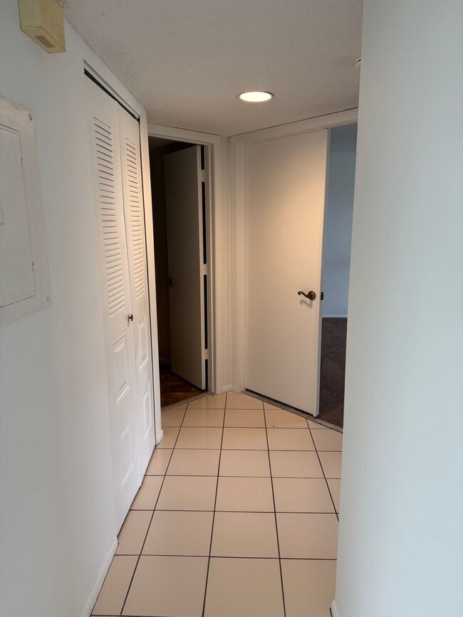 Building Photo - Centrally located condo in great community