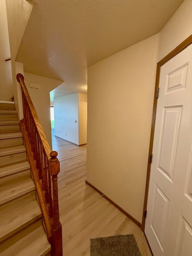 Building Photo - Charming 3 Bed, 1.5 Bath Unit in the Heart...