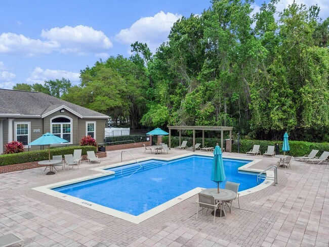 Building Photo - Newly Renovated 2-Bedroom Corner Unit in G...