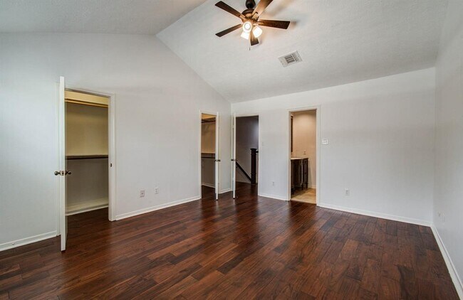 Building Photo - 926 Memorial Village Dr