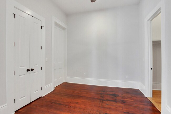 Building Photo - Private Porch - 1BR/1BA Newly Renovated 1 block to Streetcar