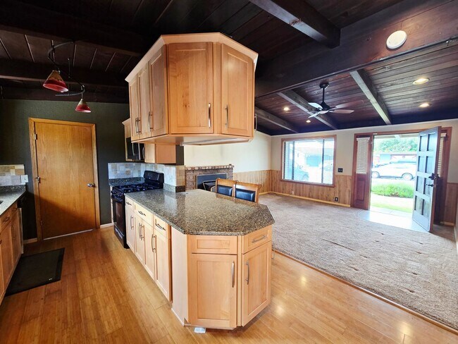 Building Photo - Single Family Home in Mckinleyville!