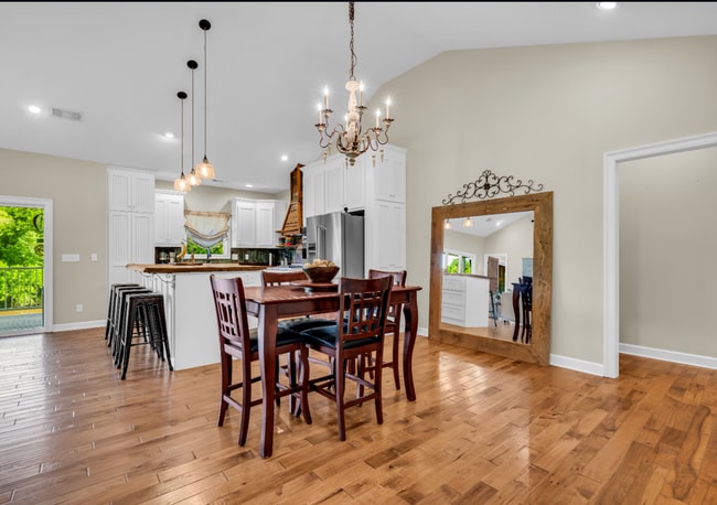 Building Photo - Beautiful 4-bedroom, 2.5-bath riverfront home