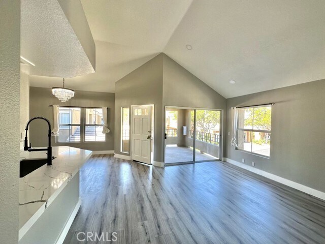 Building Photo - 33 Vassar Aisle