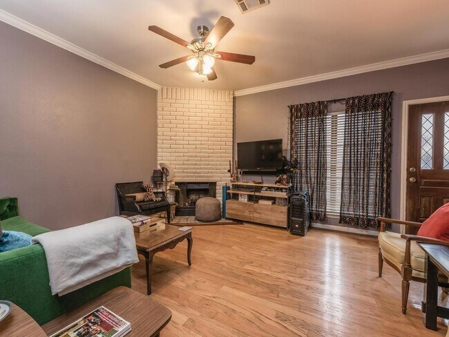 Building Photo - 1307 Kinney Ave