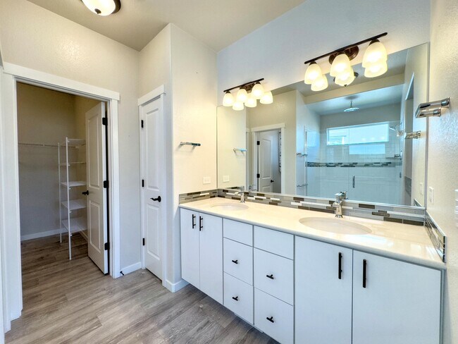 Building Photo - 9344 Beaver Brook Dr