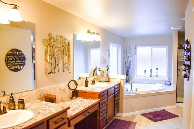 Building Photo - Spacious 5 Bed/2.5 Bath Single Family Home...