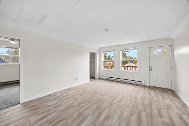 Building Photo - Adorable upper-floor "duplex." 1 brm,  Was...