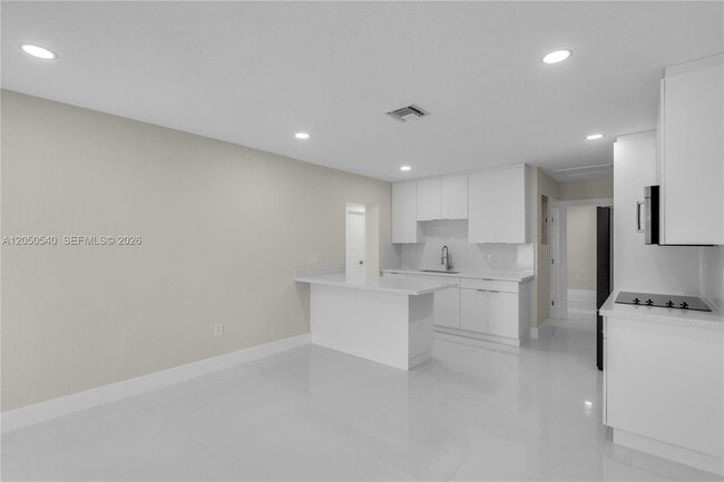Building Photo - 2640 SW 30th Ct