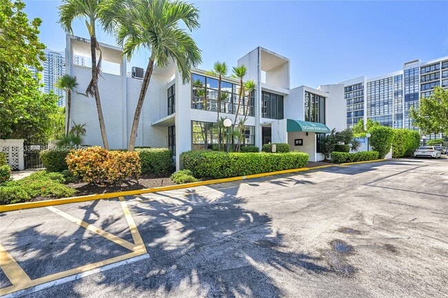 Building Photo - 800 Parkview Dr