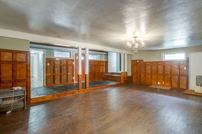 Building Photo - Amazing Historic 1940's Home in Original Cleburne- 4 Bed- 3 Bath w/ Multiple Living Areas- 76033