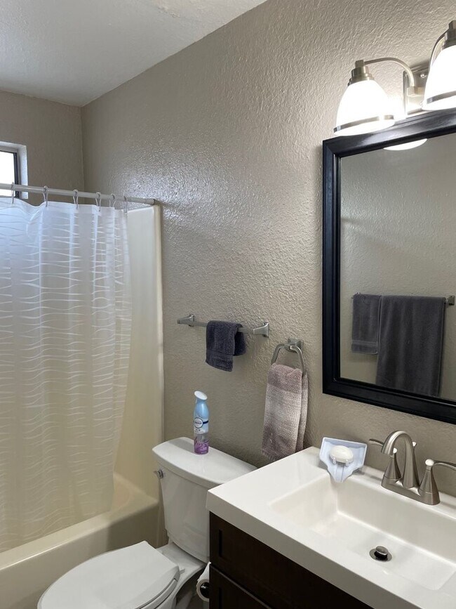 Building Photo - Available May 1st, 2026! Furnished, ground floor unit!