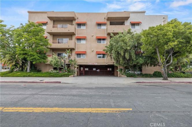 Building Photo - 9610 Zelzah Ave
