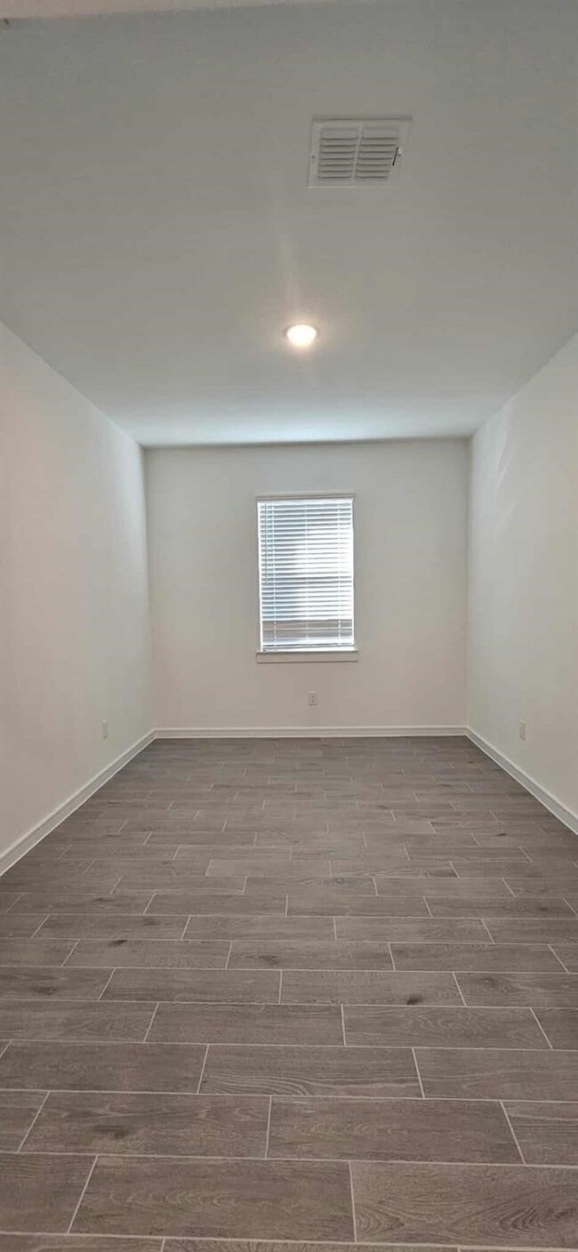 Building Photo - 8422 Bay Oaks Dr