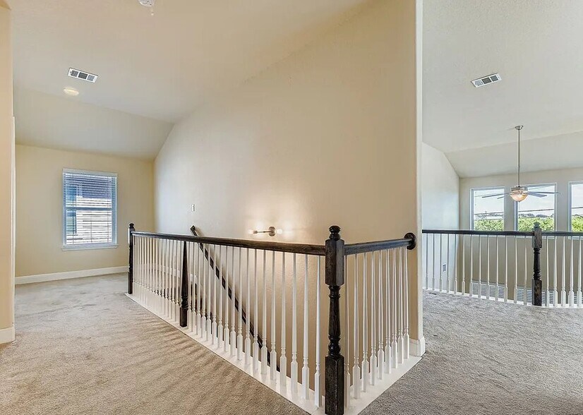 Building Photo - 220 Heavenly Vw