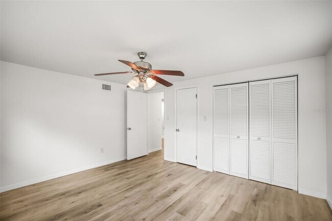 Building Photo - 2955 Bay View Dr