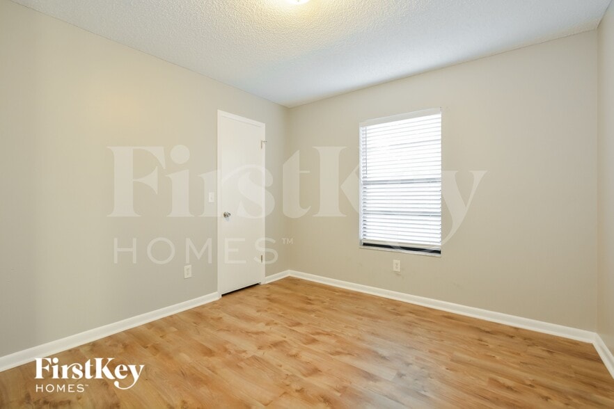 Building Photo - 2526 Needle Palm Dr
