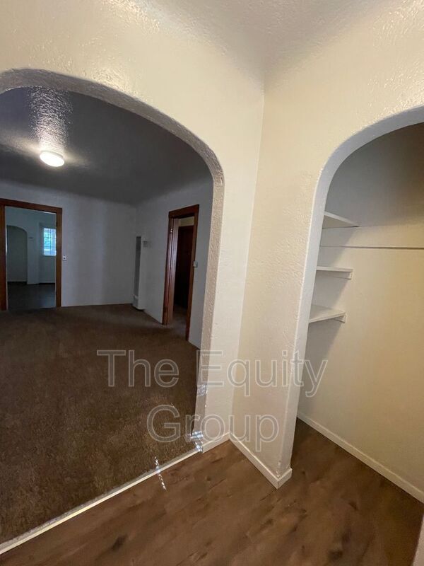 Building Photo - 939 Chinowth St