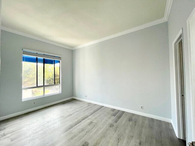 Building Photo - FOR RENT 2BR/2BA 900 SF Charming Renovated Condo In UTC