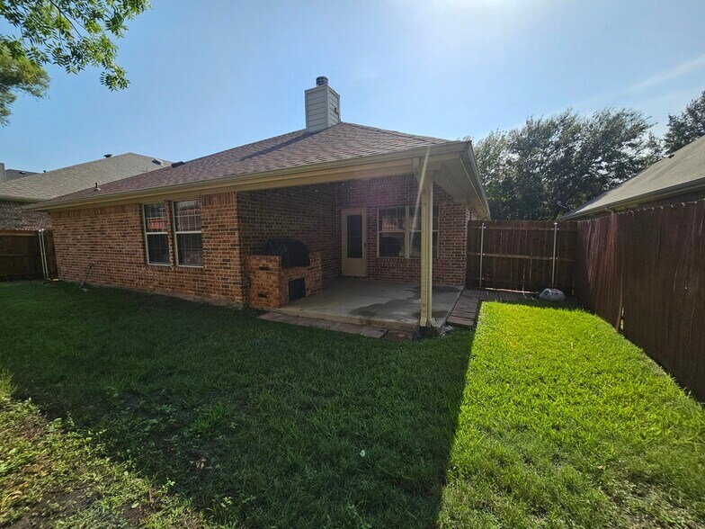 Building Photo - 8562 Robertson Dr