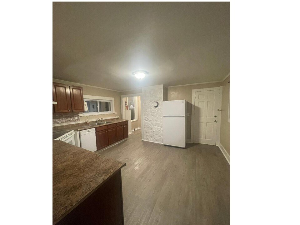 Building Photo - 242 Branch St