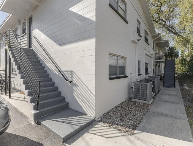 Building Photo - 121 Danube Ave