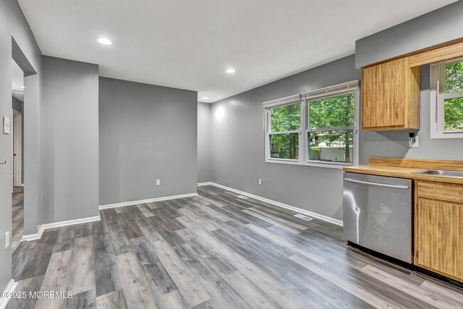 Building Photo - 145 W Woodburn Ave
