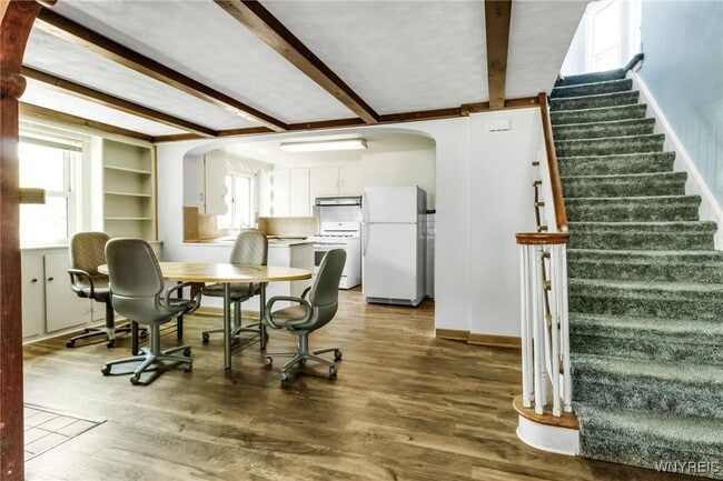 Primary Photo - 85 Lake St