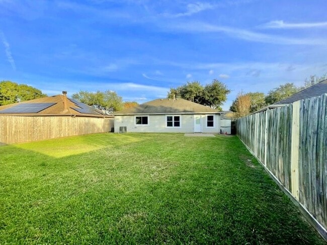 Building Photo - 6935 Creek Village Dr