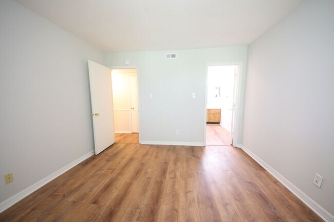 Building Photo - All Electric Second Floor Garden Condo for Rent in Wildwood