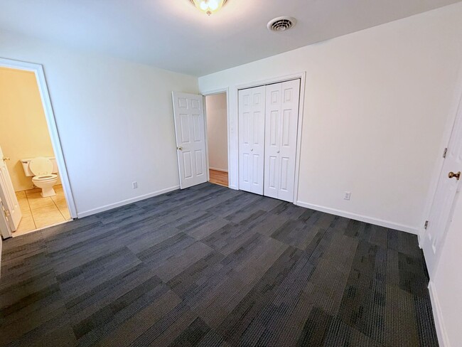 Building Photo - 9625 Shiloh Dr