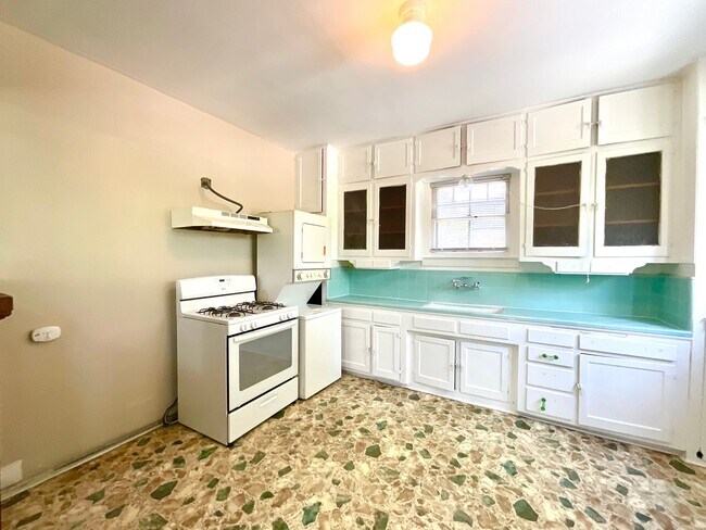 Building Photo - 810 W Magnolia Ave