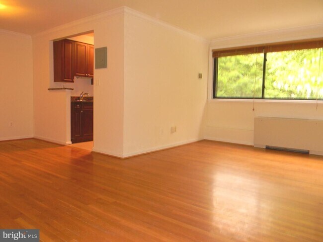 Building Photo - Stylish Glover Park condo in a Lovely Reno...