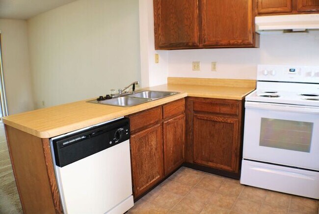 Building Photo - $1,150 | 2 Bedroom, 1 Bathroom Condo | Cat Friendly* | Available for August 1st, 2026 Move In!