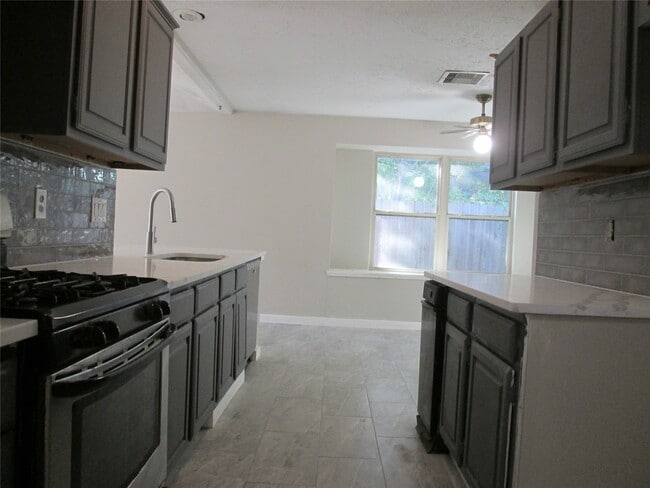 Building Photo - 2506 Portland Dr