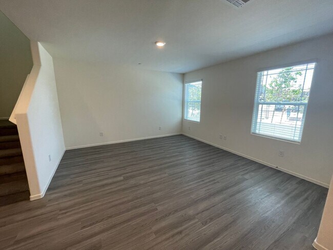 Building Photo - Beautiful Townhome In Henderson