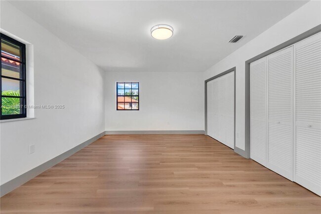 Building Photo - 443 SW 21st Rd