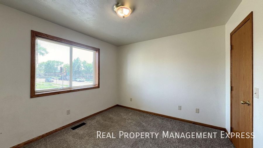 Building Photo - Prime Location 3-Bedroom Gem
