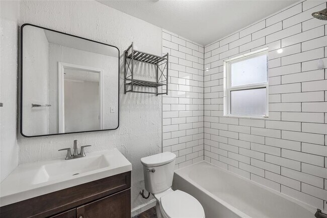 Building Photo - 1116 Ebert Ave