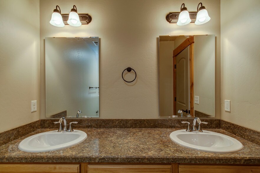 Building Photo - 4737 Sherwood Way