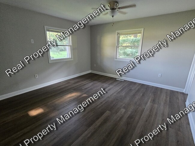 Building Photo - Three Bedroom Ranch