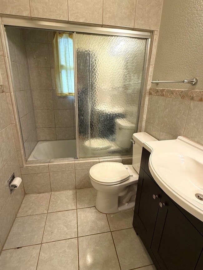 Building Photo - Darling 2 bedroom 1 level with Central Air!