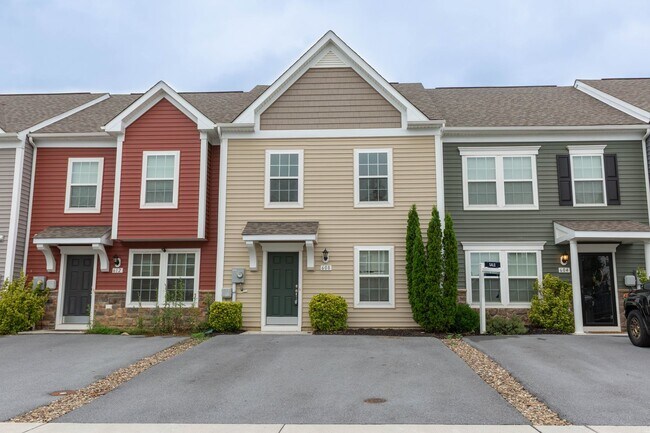 Building Photo - 3 Bed, 2.5 Bath, Townhome in Ranson, WV