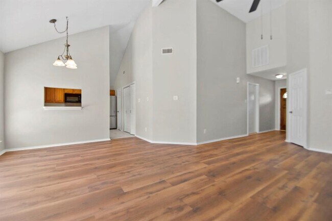 Building Photo - 2035 Woodhue Dr