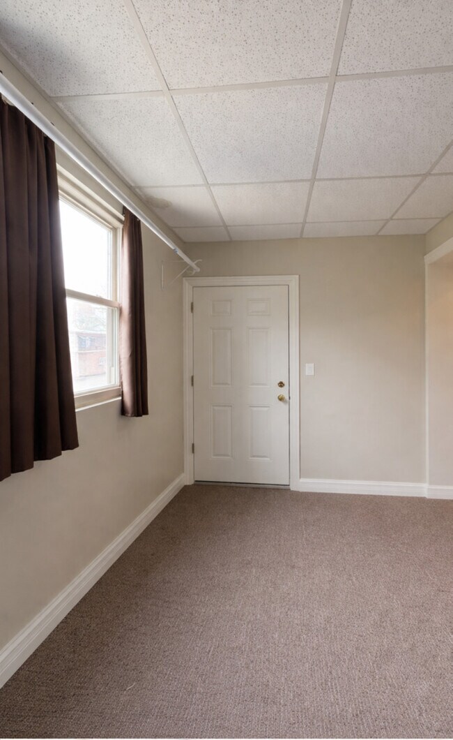 Building Photo - 2206 W School St